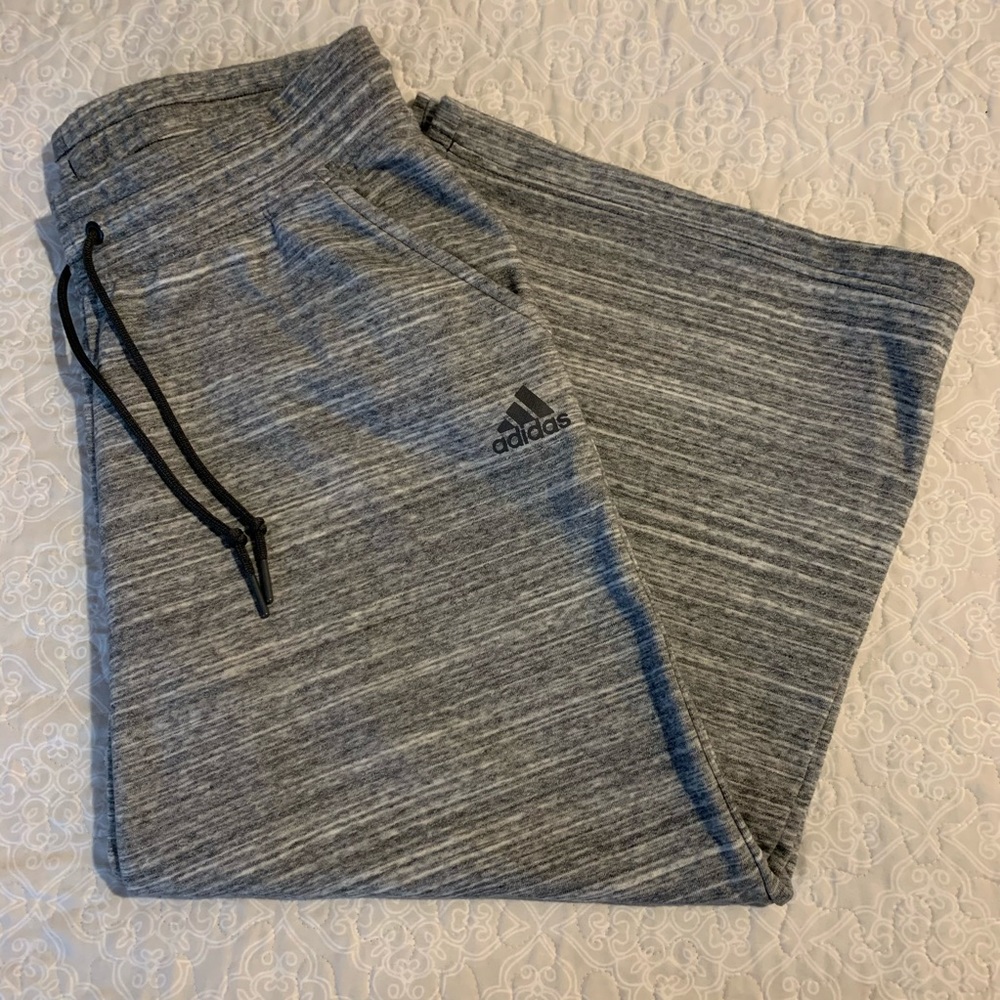 EUC Women’s Adidas crop sweat pants Sz L